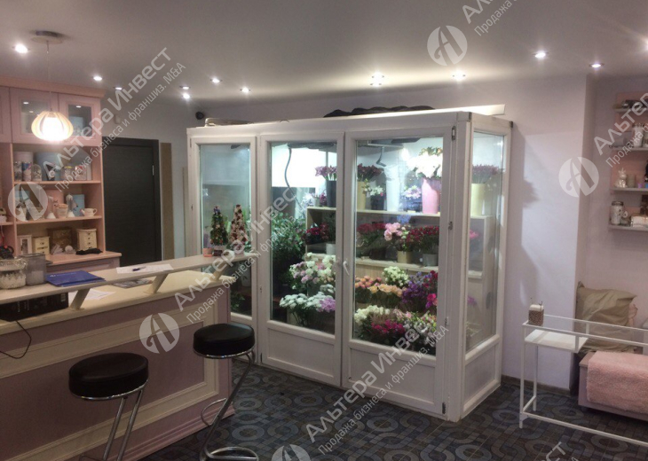 Эксклюзивный цветочный салон и кофейня в центре города Фото - 2