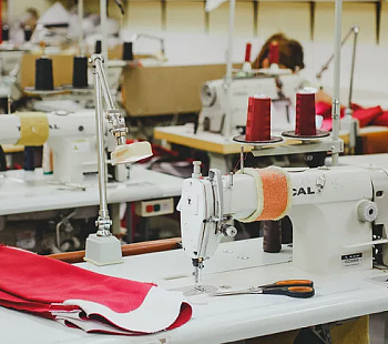 Швейное производство с товарным остатком и необходимым оборудованием в Приморском районе