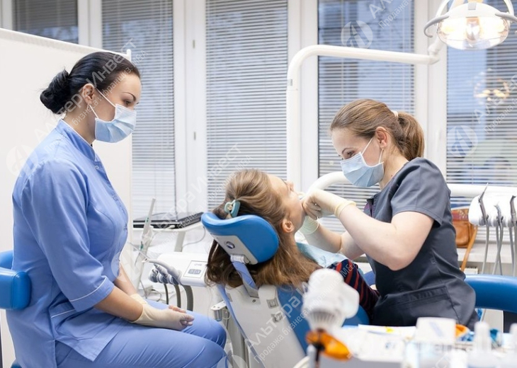 Действующая стоматология на 3 кабинета на Петроградке Фото - 1