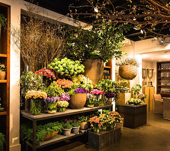 Красивый цветочный магазин в шаговой доступности от метро