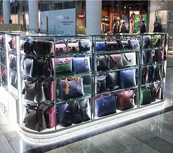 Торговая точка по продаже мужских и женских сумок