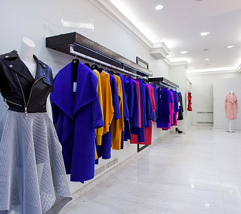 Магазин женской одежды в известном ТЦ Приморского района с товарным остатком и сформированным персоналом