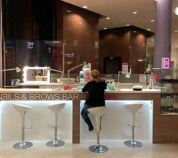 Brow&Nail Bar в крупном ТЦ