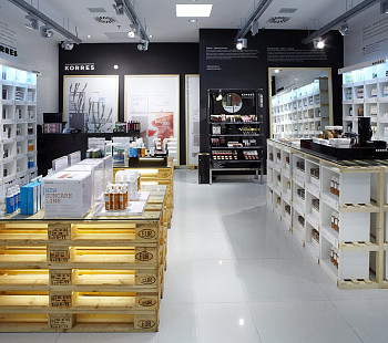 Магазин корейской косметики в крупном ТЦ