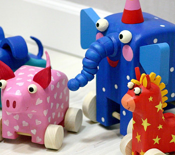 Цех по производству игрушек с договорами поставки в крупные сети.