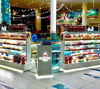 Островок по продаже игрушек и сладостей под известным брендом