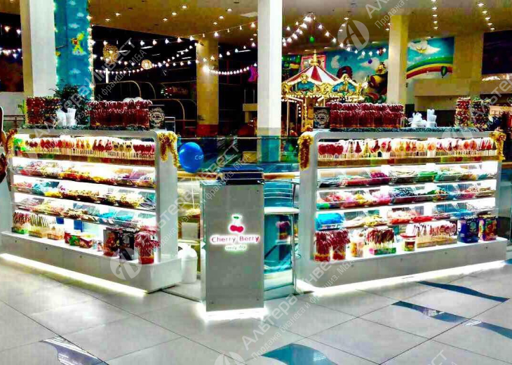 Островок по продаже игрушек и сладостей под известным брендом Фото - 1