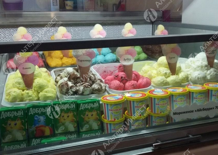 Островок продажи мороженого и напитков в крупном ТЦ Приморского района Фото - 1