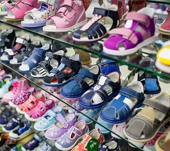 Магазин детской обуви в крупном ТЦ Москвы.