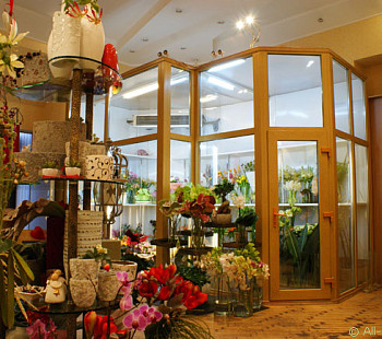 Магазин цветов и подарков в Приморском районе