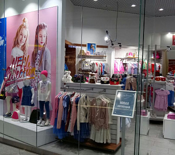 Магазин брендовой детской одежды в большом ТЦ