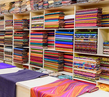 Магазин тканей и швейной фурнитуры в Калининском районе с помещением в собственности