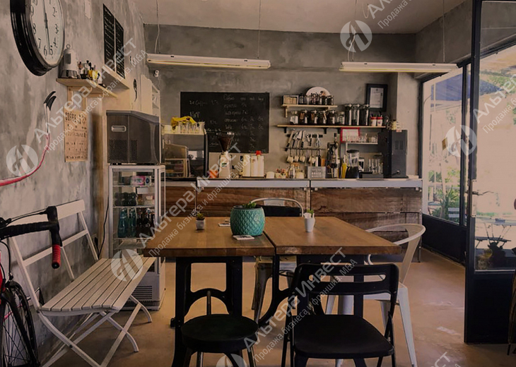 Кофейня с посадочными местами и панорамными окнами Фото - 1