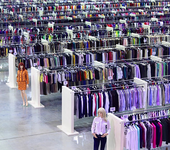 Оптово - розничная торговля одеждой 20 лет на рынке.