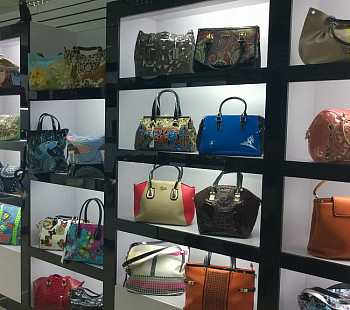 Магазин сумок и аксессуаров в ТК с товарным остатком на сумму 700 000 рублей