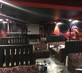Лаундж-бар с кинотеатром в густонаселенном районе