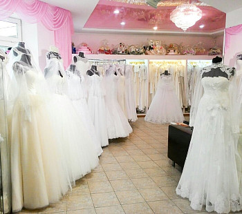 Свадебный салон с ателье и базой постоянных клиентов у метро Чернышевская