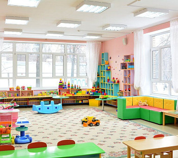 Частный детский сад в отдельно стоящем здании с детской площадкой 