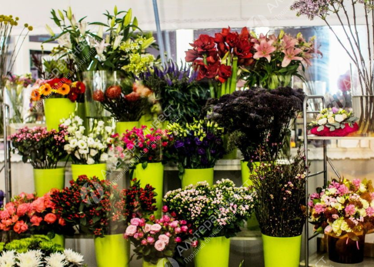 Прибыльный большой цветочный магазин возле метро и торгового центра Фото - 1