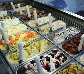 Островок мороженого в торговом центре близ метро Международная 